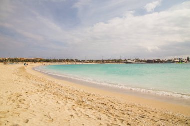 Sandy Beach Fuerteventura, Kanarya Adaları, İspanya ışık mavi su ile.