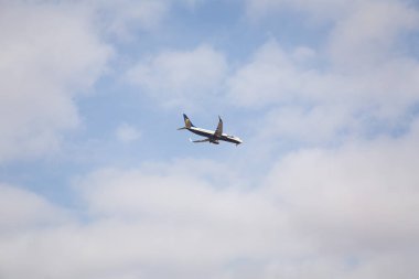 Castillo Caleta De Fuste, Fuerteventura-12 Şubat 2018:: ticari uçak bulutlu hava Fuerteventura, Kanarya Adaları, İspanya ile uçan.
