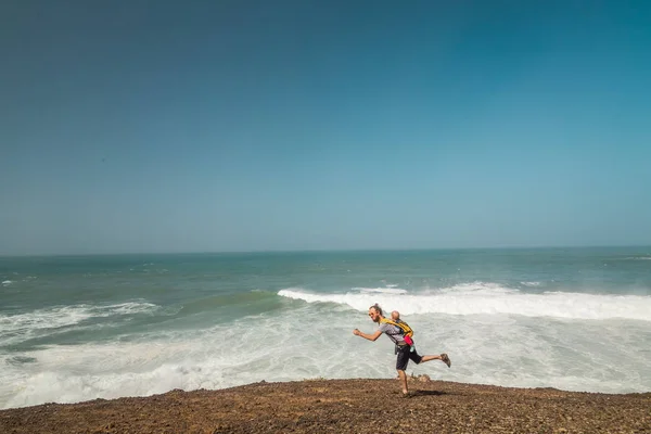 Vater Trägt Baby Tragetasche Strand Von Ajuy Auf Fuerteventura Kanarische — Stockfoto