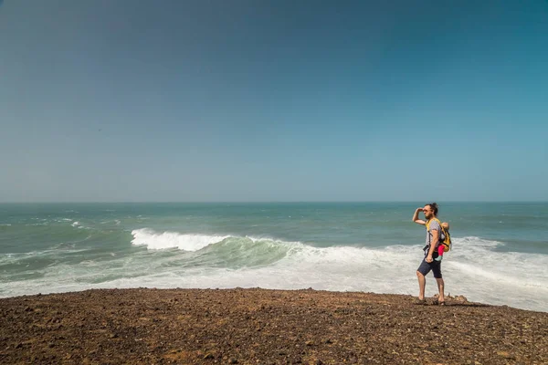 在加那利群岛 Fuerteventura Ajuy 海滩上 父亲抱着婴儿在航母上 — 图库照片