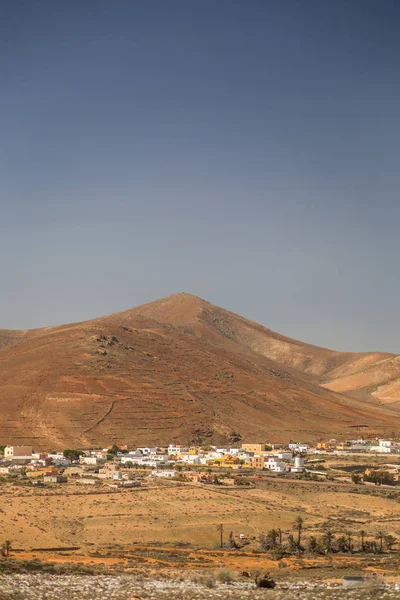 Pequeño Pueblo Con Hermosas Casas Una Gran Colina Fondo Fuerteventura —  Fotos de Stock
