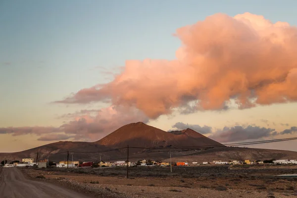 Puesta Sol Con Nubes Rosadas Sobre Volcán Caldera Gairia Fuerteventura — Foto de Stock