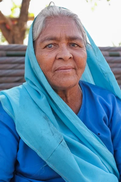 Região Godwar Índia Fevereiro 2015 Retrato Mulher Idosa Vestindo Cachecol — Fotografia de Stock