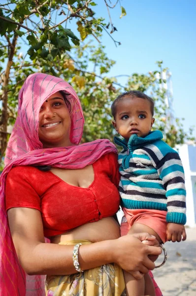 ハンピ インド 2015 彼女の男の子を保持している伝統的なインドの母の肖像 — ストック写真