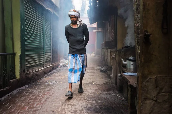 Varanasi India Febrero 2015 Vendedor Ambulante Caminando Frente Puesto Mientras — Foto de Stock