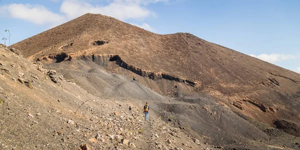 フェルテベントゥラ島 カナリア諸島 スペインで火山の噴火口でトレッキングの女性 — ストック写真
