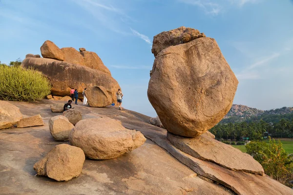 印度汉皮 2015年1月29日 游客聚集在汉普山顶上方的高地 在山上平衡的花岗岩螺栓下 — 图库照片