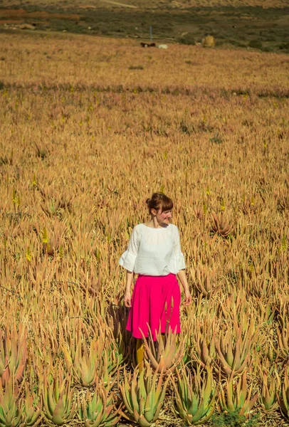 Jonge Vrouw Aloë Vera Veld Fuerteventura Canarische Eilanden Spanje — Stockfoto