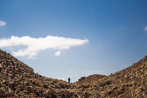 Man Standing Caldera Gairia Volcano Cone Fuerteventura Canary Islands Spain — Stock Photo, Image