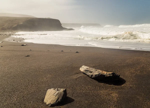 Steiner Som Skylles Opp Svarte Vulkanske Strender Fuerteventura Kanariøyene Spania – stockfoto