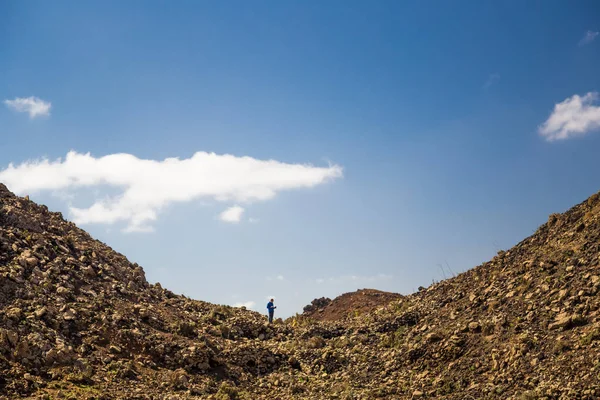 フェルテベントゥラ島 カナリア諸島 スペインのカルデラ Gairia 火山円錐形で立っている男性 — ストック写真