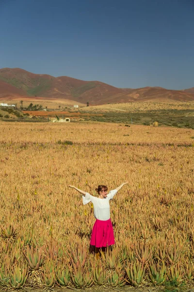 アロエベラ フェルテベントゥラ島 カナリア諸島 スペインのフィールドで両手を広げて立っている若い幸せな女 — ストック写真