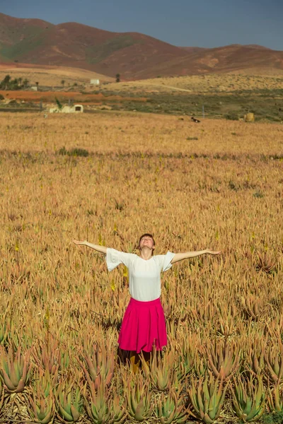 Mujer Joven Con Los Brazos Abiertos Mirando Cielo Aloe Vera —  Fotos de Stock