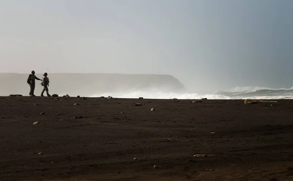 Ajuy Spanien März 2018 Silhouette Eines Touristenpaares Strand Von Fuerteventura — Stockfoto