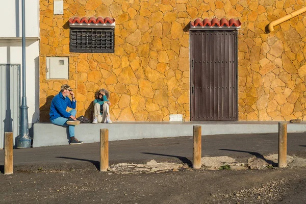 西班牙 Fuerteventura 2018年2月19日 坐在西班牙加那利群岛 Fuerteventura Ajuy 传统海滩房子前的夫妇 — 图库照片