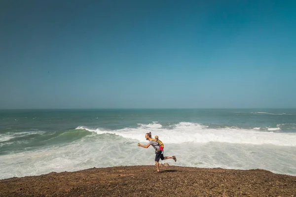Vater Trägt Baby Tragetasche Strand Von Ajuy Auf Fuerteventura Kanarische — Stockfoto