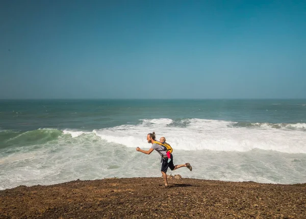 Babası Onun Bebeği Etrafında Deniz Kenarında Dalga Geçmeyi Arka Ile — Stok fotoğraf