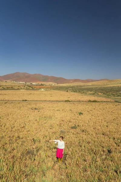 Mujer Joven Apuntando Hacia Horizonte Aloe Vera Campo Fuerteventura Islas — Foto de Stock