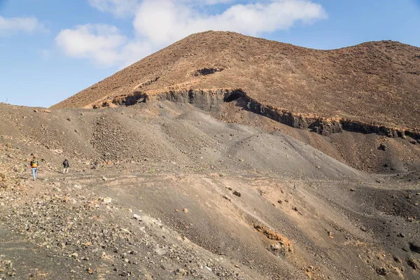 Kvinnor Vandrar Runt Vulkankrater Fuerteventura Kanarieöarna Spanien — Stockfoto