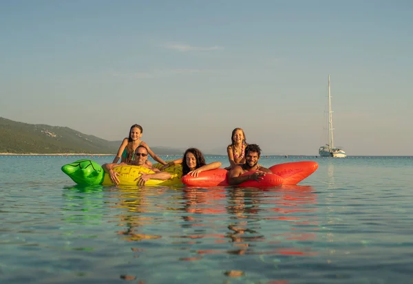 Família Colchões Infláveis Saltando Jogando Mar — Fotografia de Stock