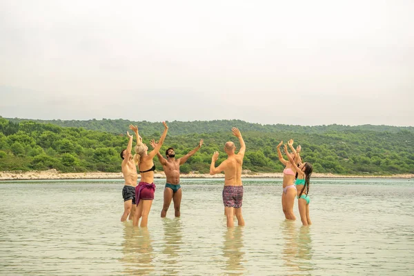 Visa Vänner Badkläder Som Spelar Volleyboll Havet Stranden Sommaren — Stockfoto