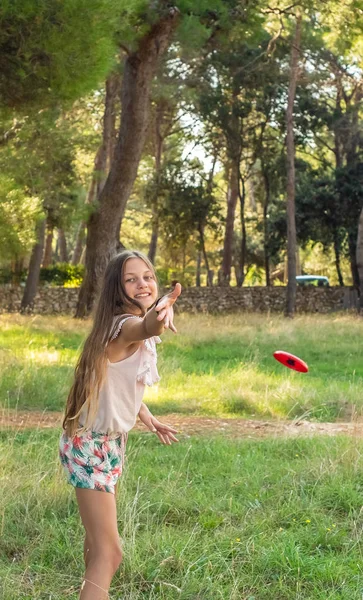 Mladá Dívka Hraje Frisbee Lese — Stock fotografie