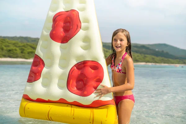 Portret Van Een Jong Meisje Opblaasbare Pizza Matras Zee Strand — Stockfoto