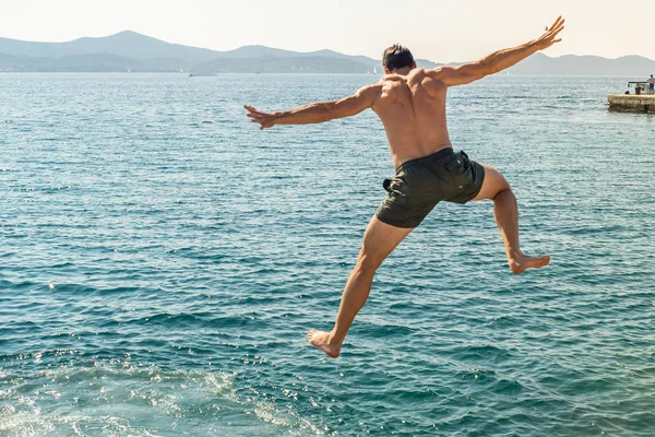 Courageous Muscular Man Jumping Harbour Sea — Stock Photo, Image