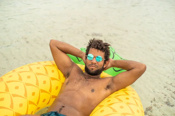 Glimlachende Man Liggend Opblaasbare Ananas Vormige Matras — Stockfoto