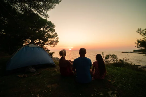 Familie Blickt Auf Sonnenuntergang Nahe Zelt Mittelmeer — Stockfoto