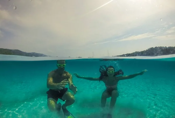 Sualtı Bölünmüş Ekran Görünüm Adam Dalış Apnesinin — Stok fotoğraf