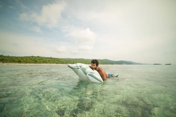 Homem Sorridente Com Colchão Inflável Forma Golfinho Flutuando Mar — Fotografia de Stock