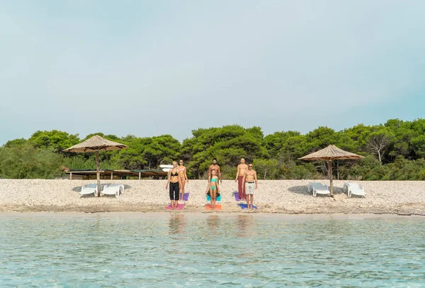 View Yoga Group Mats Beach Parasols — Stock Photo, Image