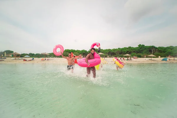 Grupo Amigos Família Correndo Loucamente Para Mar Com Colchões Infláveis — Fotografia de Stock