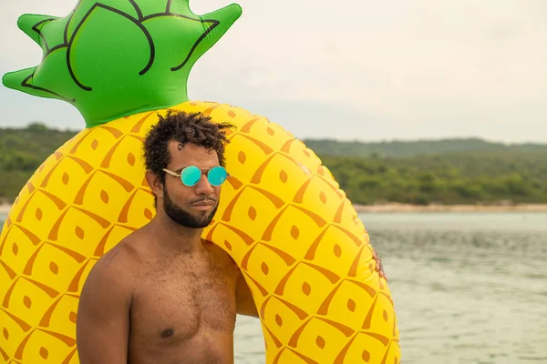 Uomo Sorridente Che Tiene Materasso Gonfiabile Forma Ananas — Foto Stock