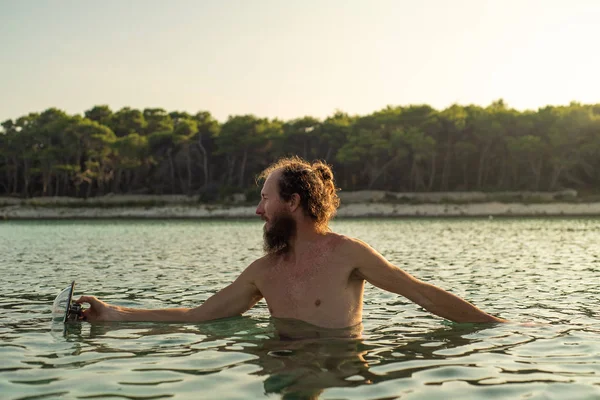 Homem Com Barba Filmando Com Câmera Tela Dividida Mar — Fotografia de Stock