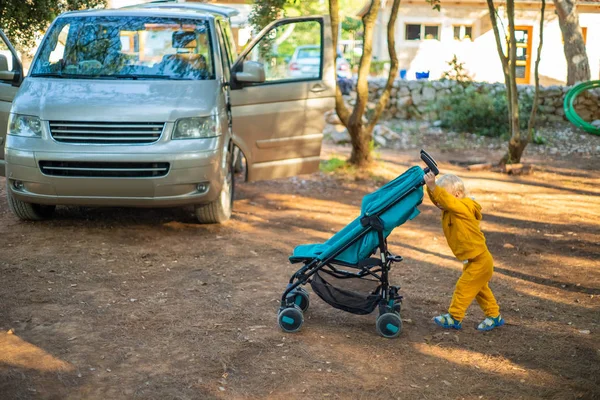 在营地推婴儿车的年轻幼儿 — 图库照片