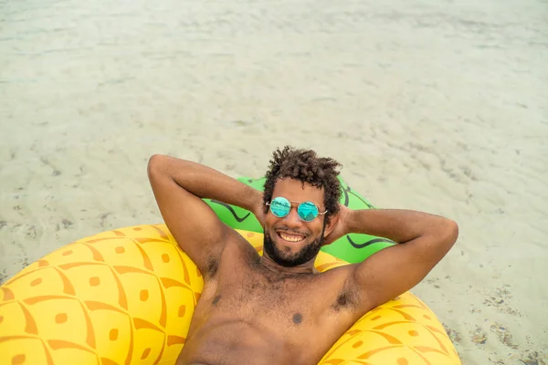 Glimlachende Man Liggend Opblaasbare Ananas Vormige Matras — Stockfoto