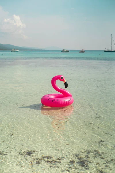 漂浮在沙滩上的充气火烈鸟床垫的景色 — 图库照片