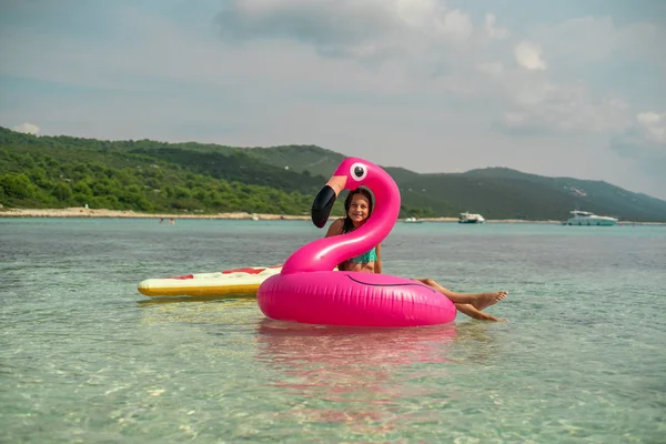 Portret Van Jonge Tienermeisje Met Roze Opblaasbare Flamingo Zee — Stockfoto