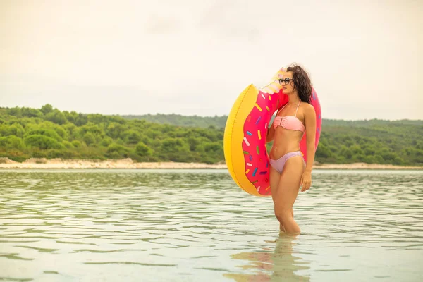 Woman Bikini Holding Pink Inflatable Donut Mattress Sandy Beach — Stock Photo, Image