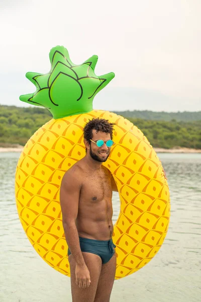 Uomo Sorridente Che Tiene Materasso Gonfiabile Forma Ananas — Foto Stock