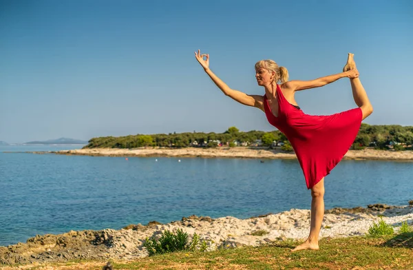 Mujer Rubia Bonita Haciendo Yoga Playa —  Fotos de Stock