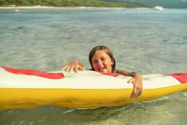 Πορτραίτο Κοριτσιού Στρώμα Φουσκωτό Πίτσα Στη Θάλασσα Στην Παραλία — Φωτογραφία Αρχείου