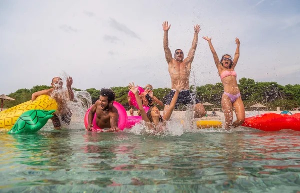 Grupo Amigos Família Correndo Loucamente Para Mar Com Colchões Infláveis — Fotografia de Stock