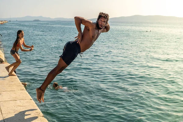 Zadar Croatia September 2018 Courageous Man Jumping Making Pose Harbour — Stock Photo, Image