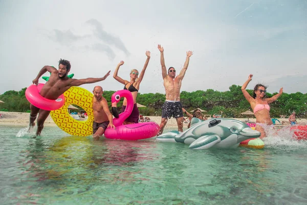 Group Family Friends Running Madly Sea Inflatable Mattresses Summer Beach — Stock Photo, Image