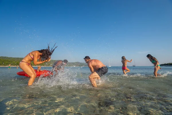 Gruppo Amici Famiglia Che Schizzano Follemente Mare Sulla Spiaggia Estiva — Foto Stock