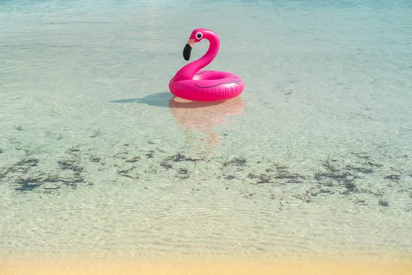 Weergave Van Opblaasbare Flamingo Matras Drijvend Zee Strand — Stockfoto
