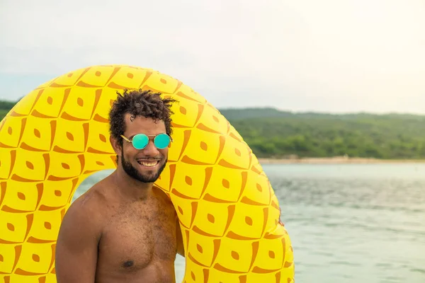 Glimlachende Man Met Opblaasbare Ananas Vormige Matras — Stockfoto